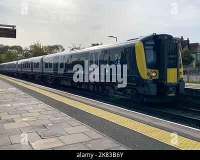 Datchet, UK. 19.. Oktober 2022. Ein Zug der South Western Railway am Bahnhof Datchet. Die RMT hat angekündigt, dass am 3.., 5.. Und 7.. November 2022 weitere Streiks auf der Schiene stattfinden werden. Die Bahnmitarbeiter streiken über Bezahlung, Arbeitsplatzverluste und geplante Schließung von Fahrkartenbüros. Quelle: Maureen McLean/Alamy Stockfoto