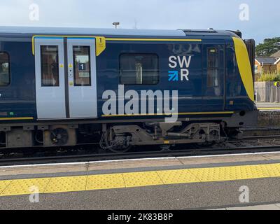 Datchet, UK. 19.. Oktober 2022. Ein Zug der South Western Railway am Bahnhof Datchet. Die RMT hat angekündigt, dass am 3.., 5.. Und 7.. November 2022 weitere Streiks auf der Schiene stattfinden werden. Die Bahnmitarbeiter streiken über Bezahlung, Arbeitsplatzverluste und geplante Schließung von Fahrkartenbüros. Quelle: Maureen McLean/Alamy Stockfoto