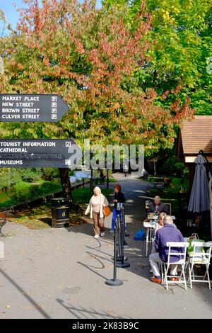 Ein Herbsttag in Salisbury, einer Stadt in Wiltshire, Großbritannien. In der Nähe der Crane Bridge über den Fluss Avon Stockfoto