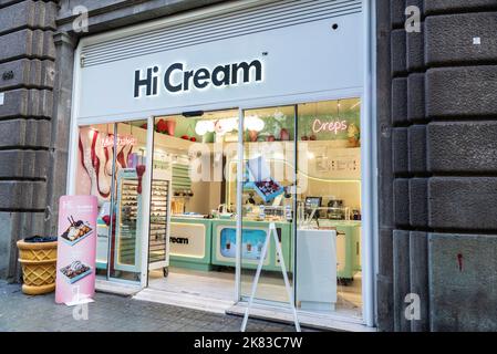 Barcelona, Spanien - 3. Oktober 2022: Ausstellung eines Hi Cream, Eisdiele in der Diagonal Avenue, einer Einkaufsstraße von Barcelona, Katalonien, Spanien Stockfoto