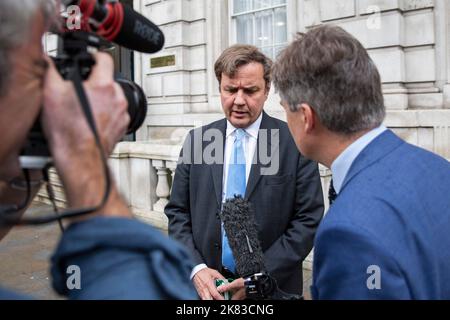 Minister für Handel und Politik Greg Hands verlässt das Kabinett nach dem Rücktritt von Premierminister Liz Truss. Stockfoto