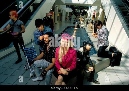 John Cameron Mitchell & Miriam Schor Film: Hedwig And The Angry Inch (2001) Charaktere: Hedwig & Regie: John Cameron Mitchell 19 January 2001 **WARNUNG** Dieses Foto ist nur für redaktionelle Zwecke bestimmt und unterliegt dem Copyright der NEUEN LINIE und/oder des Fotografen, der von der Film- oder Produktionsfirma beauftragt wurde, und kann nur von Publikationen im Zusammenhang mit der Bewerbung des oben genannten Films reproduziert werden. Eine obligatorische Gutschrift für NEUE POSITION ist erforderlich. Der Fotograf sollte auch bei Bekanntwerden des Fotos gutgeschrieben werden. Ohne schriftliche Genehmigung der Film Company kann keine kommerzielle Nutzung gewährt werden. Stockfoto