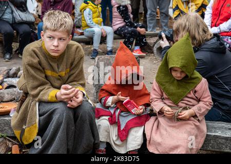 Kinder auf dem Pukkisaari Eisenzeit-Markt Nachstellung im Vähä-Meilahti-Bezirk in Helsinki, Finnland Stockfoto