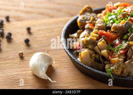 Pilzeintopf mit viel Gemüse auf Holz - Nahaufnahme Stockfoto