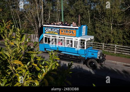 Ein nachempfänglicher Londoner 'B Type'-Bus B1349 fährt mit Fahrgästen an der Beamish-Station Stockfoto