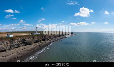 Luftaufnahme des Nash Point Lighthouse und der Monknash Coast in Südwales Stockfoto