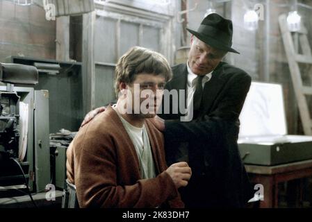 Russell Crowe & Ed Harris Film: A Beautiful Mind (USA 2001) Charaktere: John Nash & Parcher Regie: Ron Howard 13 December 2001 **WARNUNG** Dieses Foto ist nur für redaktionelle Zwecke bestimmt und unterliegt dem Copyright von DREAMWORKS und/oder des Fotografen, der von der Film- oder Produktionsfirma beauftragt wurde, und kann nur von Publikationen im Zusammenhang mit der Bewerbung des oben genannten Films reproduziert werden. Eine obligatorische Gutschrift an DREAMWORKS ist erforderlich. Der Fotograf sollte auch bei Bekanntwerden des Fotos gutgeschrieben werden. Ohne schriftliche Genehmigung der Film Company kann keine kommerzielle Nutzung gewährt werden. Stockfoto