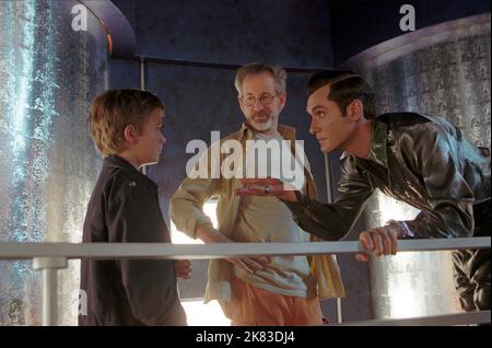 Haley Joel Osment, Steven Spielberg & Jude Law Film: A.I. Artificial Intelligence (USA 2001) Charaktere: David, & Gigolo Joe Regie: Steven Spielberg 26 June 2001 **WARNUNG** Dieses Foto ist nur für redaktionelle Zwecke bestimmt und unterliegt dem Copyright von WARNER BROS. Und/oder des Fotografen, der von der Film- oder Produktionsfirma beauftragt wurde und nur durch Publikationen im Zusammenhang mit der Bewerbung des oben genannten Films reproduziert werden kann. Eine obligatorische Gutschrift an WARNER BROS. Ist erforderlich. Der Fotograf sollte auch bei Bekanntwerden des Fotos gutgeschrieben werden. Ohne schriftliche Genehmigung des Film Comp kann keine kommerzielle Nutzung gewährt werden Stockfoto