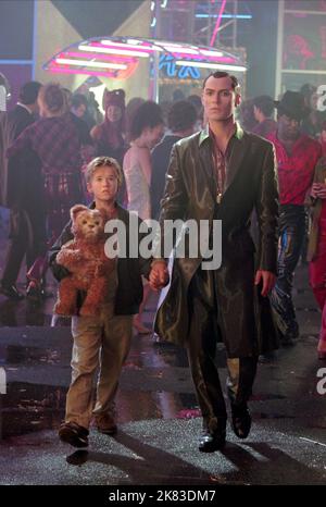 Haley Joel Osment & Jude Law Film: A.I. Artificial Intelligence (USA 2001) Charaktere: David & Gigolo Joe Regie: Steven Spielberg 26 June 2001 **WARNUNG** Dieses Foto ist nur für redaktionelle Zwecke bestimmt und unterliegt dem Copyright von WARNER BROS. Und/oder des Fotografen, der von der Film- oder Produktionsfirma beauftragt wurde und nur durch Publikationen im Zusammenhang mit der Bewerbung des oben genannten Films reproduziert werden kann. Eine obligatorische Gutschrift an WARNER BROS. Ist erforderlich. Der Fotograf sollte auch bei Bekanntwerden des Fotos gutgeschrieben werden. Ohne schriftliche Genehmigung der Film Company kann keine kommerzielle Nutzung gewährt werden. Stockfoto