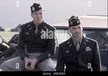 Damian Lewis & Ron Livingston Television: Band of Brothers (TV-Miniserie) Charaktere: Maj. Richard D. Winters, Capt. Lewis Nixon USA/UK 2001, 09. September 2001 **WARNUNG** Dieses Foto ist nur für redaktionelle Zwecke bestimmt und unterliegt dem Copyright von HBO und/oder des Fotografen, der von der Film- oder Produktionsfirma beauftragt wurde, und kann nur von Publikationen im Zusammenhang mit der Bewerbung des oben genannten Films reproduziert werden. Eine obligatorische Gutschrift für HBO ist erforderlich. Der Fotograf sollte auch bei Bekanntwerden des Fotos gutgeschrieben werden. Ohne schriftliche Genehmigung der Film Company kann keine kommerzielle Nutzung gewährt werden. Stockfoto