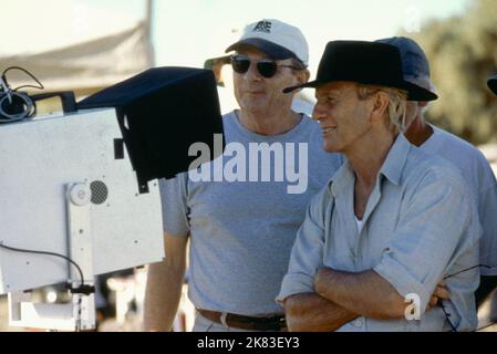 Simon Wincer & Paul Hogan Film: Crocodile Dundee in Los Angeles (USA/AUS 2001) Charaktere: & Michael J. 'Crocodile' Dundee Regie: Simon Wincer 12. April 2001 **WARNUNG** Dieses Foto ist nur für redaktionelle Verwendung bestimmt und unterliegt dem Copyright von SILVER LION FILMEN und/oder dem Fotografen, der von der Film- oder Produktionsfirma beauftragt wurde und darf nur von Publikationen im Zusammenhang mit der Bewerbung des oben genannten Films reproduziert werden. Eine obligatorische Gutschrift für SILBERLÖWENFILME ist erforderlich. Der Fotograf sollte auch bei Bekanntwerden des Fotos gutgeschrieben werden. Ohne schriftliche Genehmigung des Films kann keine kommerzielle Nutzung gewährt werden Stockfoto