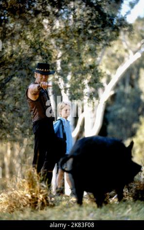 Paul Hogan & Serge Cockburn Film: Crocodile Dundee in Los Angeles (USA/AUS 2001) Charaktere: Michael J. 'Crocodile' Dundee & Mikey Dundee Regie: Simon Wincer 12. April 2001 **WARNUNG** Dieses Foto ist nur für redaktionelle Verwendung bestimmt und unterliegt dem Copyright von SILVER LION FILMEN und/oder dem Fotografen, der von der Film- oder Produktionsfirma beauftragt wurde und darf nur von Publikationen im Zusammenhang mit der Bewerbung des oben genannten Films reproduziert werden. Eine obligatorische Gutschrift für SILBERLÖWENFILME ist erforderlich. Der Fotograf sollte auch bei Bekanntwerden des Fotos gutgeschrieben werden. Ohne schriftliche Genehmigung kann keine kommerzielle Nutzung gewährt werden Stockfoto