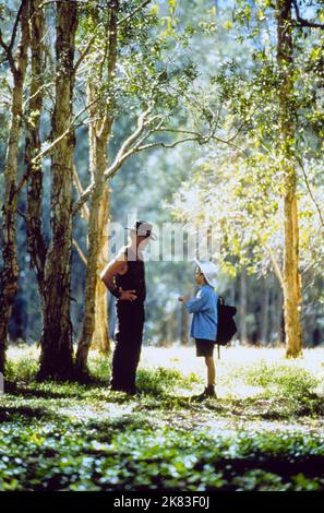 Paul Hogan & Serge Cockburn Film: Crocodile Dundee in Los Angeles (USA/AUS 2001) Charaktere: Michael J. 'Crocodile' Dundee & Mikey Dundee Regie: Simon Wincer 12. April 2001 **WARNUNG** Dieses Foto ist nur für redaktionelle Verwendung bestimmt und unterliegt dem Copyright von SILVER LION FILMEN und/oder dem Fotografen, der von der Film- oder Produktionsfirma beauftragt wurde und darf nur von Publikationen im Zusammenhang mit der Bewerbung des oben genannten Films reproduziert werden. Eine obligatorische Gutschrift für SILBERLÖWENFILME ist erforderlich. Der Fotograf sollte auch bei Bekanntwerden des Fotos gutgeschrieben werden. Ohne schriftliche Genehmigung kann keine kommerzielle Nutzung gewährt werden Stockfoto