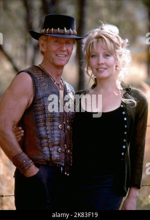 Paul Hogan & Linda Kozlowski Film: Crocodile Dundee in Los Angeles (USA/AUS 2001) Charaktere: Michael J. 'Crocodile' Dundee, Due Charleton Regie: Simon Wincer 12. April 2001 **WARNUNG** Dieses Foto ist nur für redaktionelle Verwendung bestimmt und unterliegt dem Copyright von SILVER LION FILMEN und/oder dem Fotografen, der von der Film- oder Produktionsfirma beauftragt wurde und darf nur von Publikationen im Zusammenhang mit der Bewerbung des oben genannten Films reproduziert werden. Eine obligatorische Gutschrift für SILBERLÖWENFILME ist erforderlich. Der Fotograf sollte auch bei Bekanntwerden des Fotos gutgeschrieben werden. Ohne schriftliche Genehmigung kann keine kommerzielle Nutzung gewährt werden Stockfoto