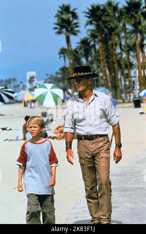 Serge Cockburn & Paul Hogan Film: Crocodile Dundee in Los Angeles (USA/AUS 2001) Charaktere: Mikey Dundee & Michael J. 'Crocodile' Dundee Regie: Simon Wincer 12. April 2001 **WARNUNG** Dieses Foto ist nur für redaktionelle Verwendung bestimmt und unterliegt dem Copyright von SILVER LION FILMEN und/oder dem Fotografen, der von der Film- oder Produktionsfirma beauftragt wurde und darf nur von Publikationen im Zusammenhang mit der Bewerbung des oben genannten Films reproduziert werden. Eine obligatorische Gutschrift für SILBERLÖWENFILME ist erforderlich. Der Fotograf sollte auch bei Bekanntwerden des Fotos gutgeschrieben werden. Ohne schriftliche Genehmigung kann keine kommerzielle Nutzung gewährt werden Stockfoto