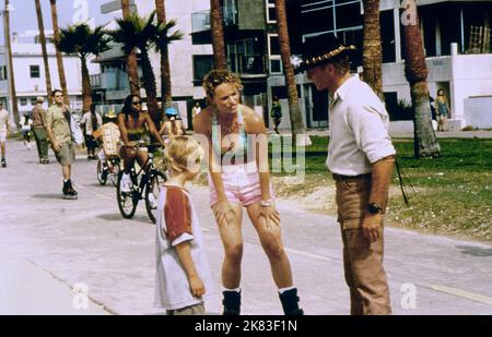 Serge Cockburn, Clare Carey & Paul Hogan Film: Crocodile Dundee in Los Angeles (USA/AUS 2001) Charaktere: Mikey Dundee,Skater & Michael J. 'Crocodile' Dundee Regie: Simon Wincer 12. April 2001 **WARNUNG** Dieses Foto ist nur für redaktionelle Verwendung bestimmt und unterliegt dem Copyright von SILVER LION FILMEN und/oder dem Fotografen, der von der Film- oder Produktionsfirma beauftragt wurde und darf nur von Publikationen im Zusammenhang mit der Bewerbung des oben genannten Films reproduziert werden. Eine obligatorische Gutschrift für SILBERLÖWENFILME ist erforderlich. Der Fotograf sollte auch bei Bekanntwerden des Fotos gutgeschrieben werden. Mit kann keine kommerzielle Nutzung gewährt werden Stockfoto