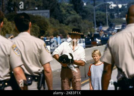 Paul Hogan & Serge Cockburn Film: Crocodile Dundee in Los Angeles (USA/AUS 2001) Charaktere: Michael J. 'Crocodile' Dundee & Mikey Dundee Regie: Simon Wincer 12. April 2001 **WARNUNG** Dieses Foto ist nur für redaktionelle Verwendung bestimmt und unterliegt dem Copyright von SILVER LION FILMEN und/oder dem Fotografen, der von der Film- oder Produktionsfirma beauftragt wurde und darf nur von Publikationen im Zusammenhang mit der Bewerbung des oben genannten Films reproduziert werden. Eine obligatorische Gutschrift für SILBERLÖWENFILME ist erforderlich. Der Fotograf sollte auch bei Bekanntwerden des Fotos gutgeschrieben werden. Ohne schriftliche Genehmigung kann keine kommerzielle Nutzung gewährt werden Stockfoto