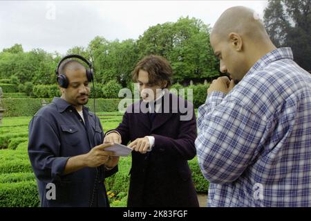 Albert Hughes, Johnny Depp & Allen Hughes Film: From Hell (USA 2001) Charaktere: ,Inspector Frederick Abberline & Regie: Albert Hughes, Allen Hughes 08. September 2001 **WARNUNG** Dieses Foto ist nur für den redaktionellen Gebrauch bestimmt und unterliegt dem Copyright von 20. CENTURY FOX und/oder des Fotografen, der von der Film- oder Produktionsfirma beauftragt wurde und darf nur durch Publikationen im Zusammenhang mit der Bewerbung des oben genannten Films reproduziert werden. Eine obligatorische Gutschrift an 20. CENTURY FOX ist erforderlich. Der Fotograf sollte auch bei Bekanntwerden des Fotos gutgeschrieben werden. Eine kommerzielle Nutzung kann ohne schriftliche Genehmigung von nicht gewährt werden Stockfoto