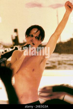 John Cameron Mitchell Film: Hedwig And The Angry Inch (2001) Charaktere: Hedwig Regie: John Cameron Mitchell 19 January 2001 **WARNUNG** Dieses Foto ist nur für redaktionelle Zwecke bestimmt und unterliegt dem Copyright der NEUEN LINIE und/oder des Fotografen, der von der Film- oder Produktionsfirma beauftragt wurde, und kann nur von Publikationen im Zusammenhang mit der Bewerbung des oben genannten Films reproduziert werden. Eine obligatorische Gutschrift für NEUE POSITION ist erforderlich. Der Fotograf sollte auch bei Bekanntwerden des Fotos gutgeschrieben werden. Ohne schriftliche Genehmigung der Film Company kann keine kommerzielle Nutzung gewährt werden. Stockfoto