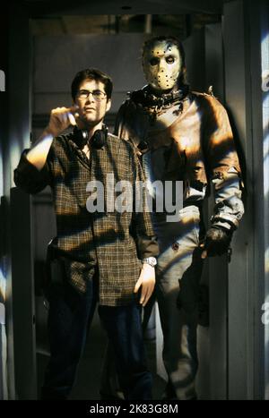 James Isaac & Kane Hodder Film: Jason X (2001) Charaktere: Doctor (nicht gutgeschrieben) & Jason Voorhees Regie: James Isaac 24 July 2001 **WARNUNG** Dieses Foto ist nur für redaktionelle Zwecke bestimmt und unterliegt dem Copyright der NEUEN LINIE und/oder des Fotografen, der von der Film- oder Produktionsfirma beauftragt wurde und darf nur von Publikationen im Zusammenhang mit der Bewerbung des oben genannten Films reproduziert werden. Eine obligatorische Gutschrift für NEUE POSITION ist erforderlich. Der Fotograf sollte auch bei Bekanntwerden des Fotos gutgeschrieben werden. Ohne schriftliche Genehmigung der Film Company kann keine kommerzielle Nutzung gewährt werden. Stockfoto