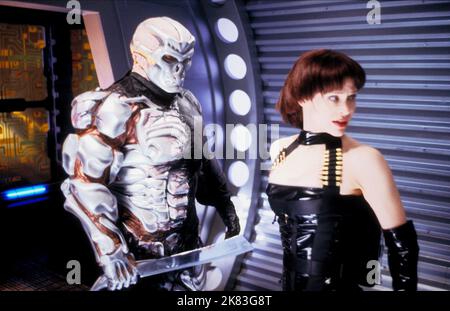 Kane Hodder & Lisa Ryder Film: Jason X (2001) Charaktere: Jason Voorhees, Kay-EM 14 Regie: James Isaac 24 July 2001 **WARNUNG** Dieses Foto ist nur für redaktionelle Zwecke bestimmt und unterliegt dem Copyright der NEUEN LINIE und/oder des Fotografen, der von der Film- oder Produktionsfirma beauftragt wurde und darf nur von Publikationen im Zusammenhang mit der Bewerbung des oben genannten Films reproduziert werden. Eine obligatorische Gutschrift für NEUE POSITION ist erforderlich. Der Fotograf sollte auch bei Bekanntwerden des Fotos gutgeschrieben werden. Ohne schriftliche Genehmigung der Film Company kann keine kommerzielle Nutzung gewährt werden. Stockfoto