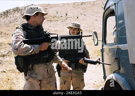 David James Elliott & Catherine Bell Fernsehen: Jag (TV-Serie) Charaktere: Cmdr. Harmon 'Harm' Rabb, Jr. & LT. Col. Sarah 'Mac' MacKenzie USA 1995-2005, / 7. Staffel, Saison 7 25. September 2001 **WARNUNG** Dieses Foto ist nur für redaktionelle Zwecke bestimmt und unterliegt dem Copyright von NBC und/oder dem Fotografen, der von der Film- oder Produktionsfirma beauftragt wurde, und kann nur von Publikationen im Zusammenhang mit der Bewerbung des oben genannten Films reproduziert werden. Eine obligatorische Gutschrift an NBC ist erforderlich. Der Fotograf sollte auch bei Bekanntwerden des Fotos gutgeschrieben werden. Ohne schriftliche Genehmigung von t kann keine kommerzielle Nutzung gewährt werden Stockfoto