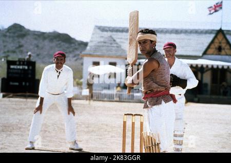 Aamir Khan & Paul Blackthorne Film: Lagaan: Es war einmal in Indien (IND 2001) Charaktere: Bhuvan & Captain Andrew Russell Regie: Karan Johar 15 June 2001 **WARNUNG** Dieses Foto ist nur für den redaktionellen Gebrauch bestimmt und unterliegt dem Copyright von COLUMBIA TRISTAR und/oder des Fotografen, der von der Film- oder Produktionsfirma beauftragt wurde, und kann nur von Publikationen im Zusammenhang mit der Bewerbung des oben genannten Films reproduziert werden. Eine obligatorische Gutschrift an COLUMBIA TRISTAR ist erforderlich. Der Fotograf sollte auch bei Bekanntwerden des Fotos gutgeschrieben werden. Ohne schriftliche Genehmigung des Films C kann keine kommerzielle Nutzung gewährt werden Stockfoto