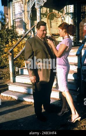 John Goodman & Liv Tyler Film: One Night at McCool'S (2001) Charaktere: Detective Dehling & Jewel Valentine Regie: Harald Zwart 19. April 2001 **WARNUNG** Dieses Foto ist nur für redaktionelle Zwecke bestimmt und unterliegt dem Copyright von OKTOBER und/oder dem von der Film- oder Produktionsfirma beauftragten Fotografen und kann nur durch Publikationen im Zusammenhang mit der Bewerbung des oben genannten Films reproduziert werden. Eine obligatorische Gutschrift bis OKTOBER ist erforderlich. Der Fotograf sollte auch bei Bekanntwerden des Fotos gutgeschrieben werden. Ohne schriftliche Genehmigung der Film Company kann keine kommerzielle Nutzung gewährt werden. Stockfoto