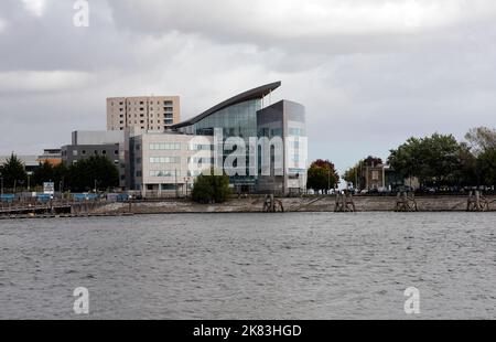 Atradius-Gebäude von der anderen Seite der Cardiff Bay. Oktober 2022. Herbst. Stockfoto