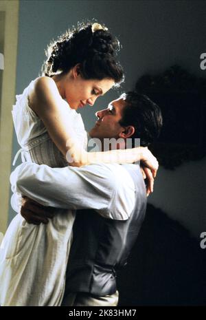 Kamerada qora tanli ayolning mushukini yalash (uy qurilishi videosi)