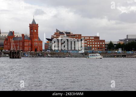 Pierhead Building und Welsh Assembly Building aus der gesamten Cardiff Bay. Oktober 2022. Stockfoto