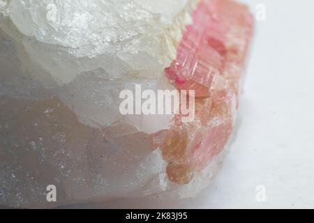 Makro-Topfotografie von weißem Quarz mit rosa Turmalin - Rubelit. Rosenstein Stockfoto