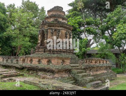 Malerische Aussicht auf die wunderschönen alten Animisa Chedi oder Stupa auf dem Gelände des historischen buddhistischen Tempels Wat Jed Yod oder Wat Chet Yot in Chiang Mai, Thailand Stockfoto