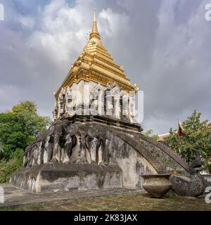 Blick auf den alten Chedi Chang Lom Stupa im historischen Wat Chiang man buddhistischen Tempel im Lanna-Stil, dem ältesten in Chiang Mai, Thailand Stockfoto