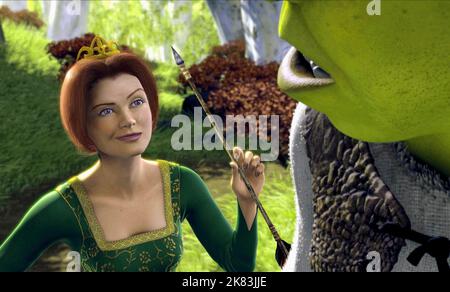 Prinzessin Fiona & Shrek Film: Shrek (USA 2001) Charaktere: Prinzessin Fiona & Shrek Regie: Andrew Adamson & Vicky Jenson 22 April 2001 **WARNUNG** Dieses Foto ist nur für redaktionelle Zwecke bestimmt und unterliegt dem Copyright von DREAMWORKS SKG und/oder des Fotografen, der von der Film- oder Produktionsfirma beauftragt wurde, und kann nur von Publikationen in Verbindung mit der Bewerbung des oben genannten Films reproduziert werden. Eine obligatorische Gutschrift an DREAMWORKS SKG ist erforderlich. Der Fotograf sollte auch bei Bekanntwerden des Fotos gutgeschrieben werden. Ohne schriftliche Genehmigung der Film Company kann keine kommerzielle Nutzung gewährt werden. Stockfoto