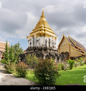 Landschaftlich schöner Blick auf Chedi Chang Lom Stupa mit Vihara im Hintergrund auf den historischen buddhistischen Tempel Wat Chiang man im Lanna-Stil, der älteste in Chiang Mai, Thailand Stockfoto
