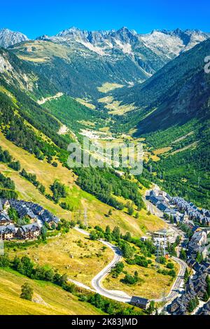 Sommerlandschaft in den Pyrenäen, Baqueira Mountain Resort im Tal, Val d'Aran Stockfoto