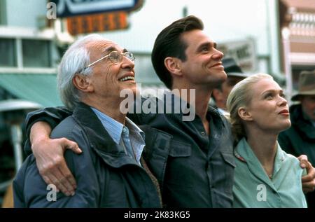 Martin Landau, Jim Carrey & Laurie Holden Film: The Majestic (2001) Charaktere: Harry Trimble,Peter Appleton & Adele Stanton Regie: Frank Darabont 11. Dezember 2001 **WARNUNG** Dieses Foto ist nur für redaktionelle Zwecke bestimmt und unterliegt dem Copyright von WARNER BROS und/oder des Fotografen, der von der Film- oder Produktionsfirma beauftragt wurde, und kann nur von Publikationen im Zusammenhang mit der Bewerbung des oben genannten Films reproduziert werden. Eine obligatorische Gutschrift an WARNER BROS ist erforderlich. Der Fotograf sollte auch bei Bekanntwerden des Fotos gutgeschrieben werden. Ohne schriftliche Genehmigung des Film Comp kann keine kommerzielle Nutzung gewährt werden Stockfoto