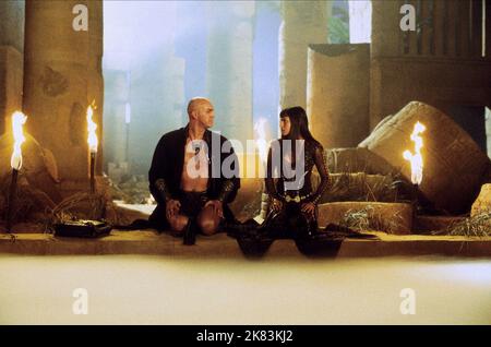 Arnold Vosloo & Patricia Velazquez Film: Die Mumie kehrt zurück (USA 2001) Charaktere: Hohepriester Imhotep & Regie: Stephen Sommers 29 April 2001 **WARNUNG** Dieses Foto ist nur für redaktionelle Verwendung bestimmt und unterliegt dem Copyright von UNIVERSAL-BILDERN und/oder dem Fotografen, der von der Film- oder Produktionsfirma beauftragt wurde und darf nur von Publikationen im Zusammenhang mit der Bewerbung des oben genannten Films reproduziert werden. Eine obligatorische Gutschrift für UNIVERSELLE BILDER ist erforderlich. Der Fotograf sollte auch bei Bekanntwerden des Fotos gutgeschrieben werden. Ohne schriftliche Genehmigung der Film Company kann keine kommerzielle Nutzung gewährt werden. Stockfoto