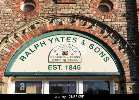 Eine Plakette über dem Ralph Yates and Sons-Geschäft in Malton, North Yorkshire, England, Großbritannien Stockfoto