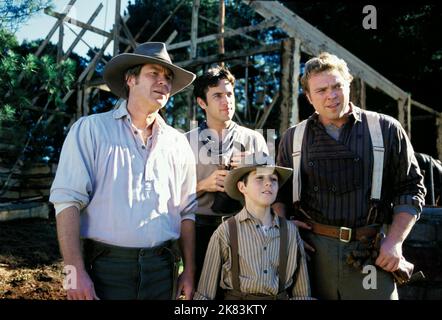 Daniel Hugh Kelly, Matt Carmody, Jared Daperis & Drew Powell Television: The Ponderosa (2001) Charaktere: Ben Cartwright,Adam Cartwright,Little Joe Cartwright & Eric 'Hoss' Cartwright 09 September 2001 **WARNUNG** Dieses Foto ist nur für den redaktionellen Gebrauch bestimmt und unterliegt dem Copyright des PAX-FERNSEHENS und/oder des Fotografen, der von der Film- oder Produktionsfirma beauftragt wurde und kann nur durch Publikationen im Zusammenhang mit der Bewerbung von reproduziert werden Der obige Film. Eine obligatorische Gutschrift an PAX TELEVISION ist erforderlich. Der Fotograf sollte auch bei Bekanntwerden des Fotos gutgeschrieben werden. Es kann keine kommerzielle Nutzung gewährt werden Stockfoto