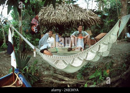 Pierce Brosnan, Lola Boorman, Geoffrey Rush & Jamie Lee Curtis Film: The Tailor of Panama (USA/IRL 2001) Charaktere: Andrew 'Andy' Osnard,Sarah Pendel,Harold 'Harry' Pendel & Louisa Pendel / Literaturverfilmung (nach dem Buch von John Le Carre) Regie: John Boorman 11 February 2001 **WARNUNG** Dieses Foto ist nur für den redaktionellen Gebrauch bestimmt und unterliegt dem Copyright von COLUMBIA PICTURES und/oder des Fotografen, der von der Film- oder Produktionsfirma beauftragt wurde und darf nur von Publikationen im Zusammenhang mit der Bewerbung des oben genannten Films reproduziert werden. Eine obligatorische Gutschrift für COLUMBIA PICOS ist erforderlich Stockfoto