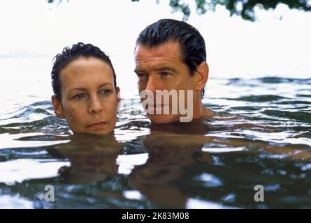 Jamie Lee Curtis & Pierce Brosnan Film: The Tailor of Panama (USA/IRL 2001) Charaktere: Louisa Pendel & Andrew 'Andy' Osnard / Literaturverfilmung (nach dem Buch von John Le Carre) Regie: John Boorman 11 February 2001 **WARNUNG** Dieses Foto ist nur für den redaktionellen Gebrauch bestimmt und unterliegt dem Copyright von COLUMBIA PICTURES und/oder des Fotografen, der von der Film- oder Produktionsfirma beauftragt wurde und darf nur von Publikationen im Zusammenhang mit der Bewerbung des oben genannten Films reproduziert werden. Eine obligatorische Gutschrift für COLUMBIA PICTURES ist erforderlich. Der Fotograf sollte auch bei Bekanntwerden des Fotos gutgeschrieben werden. Keine Kommune Stockfoto