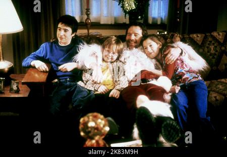 Josh Zukerman, Bryan Cranston & Brenda Rate Film: Twas The Night; „Twas The Night (2001) Charaktere: ,Nick Wrigley & Kaitlin Wrigley Regie: Nick Castle 07 December 2001 **WARNUNG** Dieses Foto ist nur für redaktionelle Zwecke bestimmt und unterliegt dem Copyright von DISNEY und/oder dem von der Film- oder Produktionsfirma beauftragten Fotografen und kann nur von Publikationen im Zusammenhang mit der Bewerbung des oben genannten Films reproduziert werden. Eine obligatorische Gutschrift an DISNEY ist erforderlich. Der Fotograf sollte auch bei Bekanntwerden des Fotos gutgeschrieben werden. Ohne schriftliche Genehmigung der Film Company kann keine kommerzielle Nutzung gewährt werden. Stockfoto