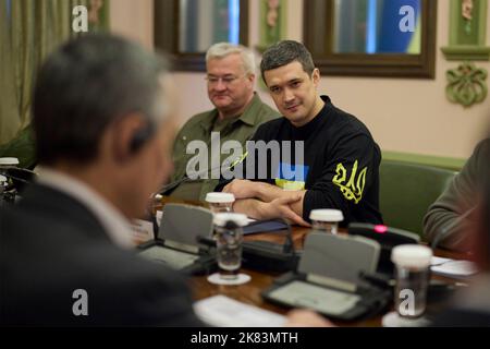 Kiew, Ukraine. 20. Oktober 2022. Der stellvertretende ukrainische Premierminister Mykhailo Fedorov, rechts, hört dem Schweizer Präsidenten Ignazio Cassis, links, während der persönlichen bilateralen Treffen im Präsidentenverwaltungsgebäude am 20. Oktober 2022 in Kiew, Ukraine, zu. Kredit: Ukrainische Präsidentschaft/Ukrainische Presidential Press Office/Alamy Live Nachrichten Stockfoto