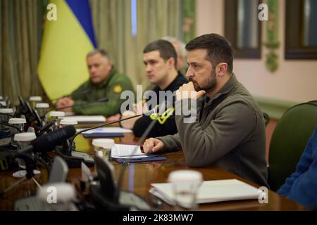 Kiew, Ukraine. 20. Oktober 2022. Der ukrainische Präsident Wolodymyr Zelenskyy, rechts, veranstaltet bilaterale Gespräche von Angesicht zu Angesicht mit dem Schweizer Präsidenten Ignazio Cassis, links, im Präsidentenverwaltungsgebäude am 20. Oktober 2022 in Kiew, Ukraine. Kredit: Ukrainische Präsidentschaft/Ukrainische Presidential Press Office/Alamy Live Nachrichten Stockfoto