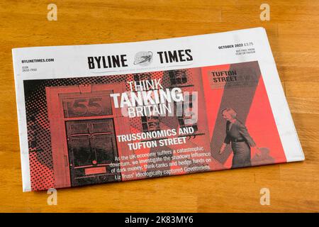 Die Ausgabe der Byline Times vom 2022. Oktober hat die Schlagzeile Think Tanking Britain veröffentlicht, die die Verbindung zwischen Trussonomics & Think Tanks & die Auswirkungen auf die britische Wirtschaft untersucht. Stockfoto