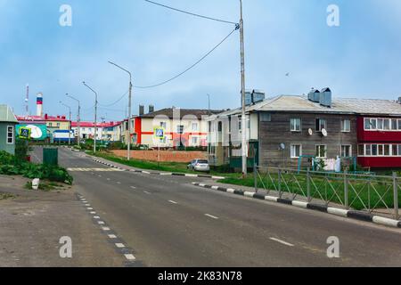 Yuzhno-Kurilsk, Russland - 01. August 2022: Stadtbild des Dorfes Yuzhno-Kurilsk auf der Insel Kunashir Stockfoto