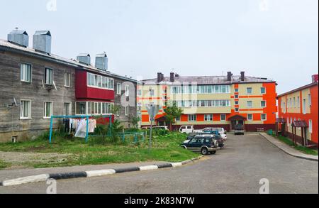 Yuzhno-Kurilsk, Russland - 01. August 2022: Stadtbild des Dorfes Yuzhno-Kurilsk auf der Insel Kunashir Stockfoto