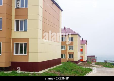 Stadtbild des Küstendorfes Yuzhno-Kurilsk auf der Insel Kunashir Stockfoto